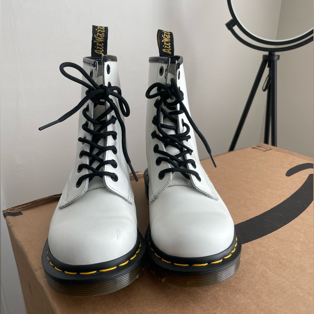 Doc Marten 1460 WOMEN'S SMOOTH LEATHER LACE UP BOOTS